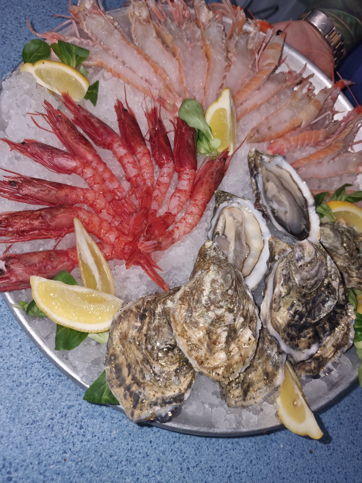 Crudo misto con crostacei e ostriche